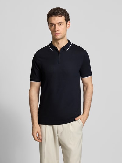 Męskimodel nosi Regular Fit Poloshirt mit Baumwoll-Anteil von HECHTER PARIS, czarny, mieszanka bawełny, zamek błyskawiczny, elastyczne zakończenia rękawów, długość tyłu 69 cm w rozmiarze M, Ganzkörperansicht von vorne.