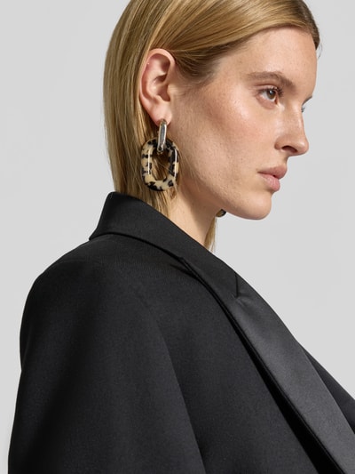 Frauenmodel trägt Ohrringe mit Steckverschluss von Rabanne in Metallic-Gliederketten-Optik, Länge 7 cm, Nahaufnahme Oberkörper