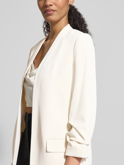 Frauenmodel trägt Blazer mit Pattentaschen von Jake*s Collection, Material-Mix mit Stretch-Anteil, lockerer Schnitt, Stehkragen, 3/4-Ärmel, Nahaufnahme Oberkörper.