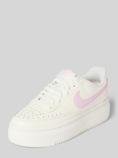 Produktfoto, Sneaker aus Leder-Mix mit Logo-Detail Modell 'Court Vision' von Nike in Cremeweiß und Rosa, abgerundete Passform, Plateau-Sohle, Absatzhöhe 4 cm, Schafthöhe 6 cm, Schaftweite 6 cm, glatte Oberfläche, perforierte Textur im Zehenbereich