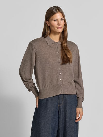 Vrouwenmodel draagt Regular fit wollen cardigan Model 'BOSTON' van ba&sh in taupe met platte kraag, lange mouwen, elastische boordjes, ruglengte maat S 57 cm, mouwlengte maat S 66 cm, effen textuur, voorkant volledige busteweergave.