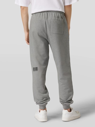 VTMNTS Sweatpants mit Label-Prints Hellgrau meliert 6