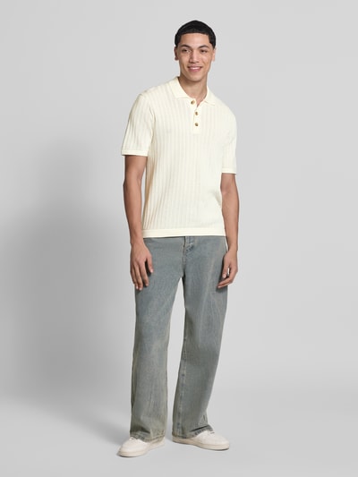 Männermodel trägt Regular Fit Poloshirt aus Baumwoll-Mix Modell 'MOON' von Only & Sons in creme, Strukturstrick, Ganzkörperansicht von vorne.