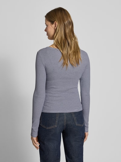 Frauenmodel trägt Slim Fit Longsleeve mit tiefen Rundhalsausschnitt von Review, feines Strukturmuster, blau-weiß, Rückenansicht, Ganzkörperansicht Rückansicht.
