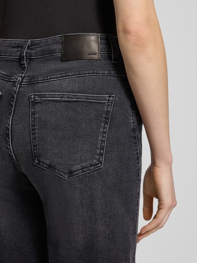 Frauenmodel trägt Jeans mit 5-Pocket-Design Modell 'Miva' von Opus, Baumwoll-Mix mit Stretch-Anteil, lockerer Schnitt, Detailaufnahme Rückansicht.
