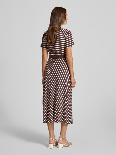 Frauenmodel trägt Midikleid mit U-Boot-Ausschnitt und Bindegürtel von More & More im Baumwoll-Modal-Mix, braun-weiß gestreift, Taillierter Schnitt, Rückenlänge 119 cm, Brustweite 44 cm, Ärmellänge 22 cm, Ganzkörperansicht Rückansicht.