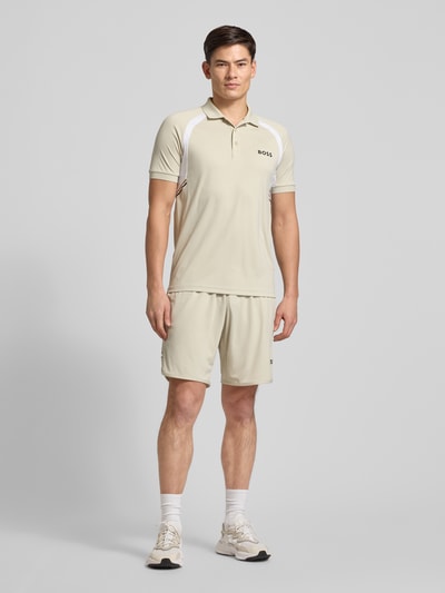 Männermodel trägt Regular Fit Shorts mit Label-Schriftzug Modell 'TOC SPIN 9 INCH' von BOSS Green, unifarben, mit Tunnelzug, elastischem Bund, seitlichen Eingrifftaschen, Logo-Detail, Ganzkörperansicht von vorne.