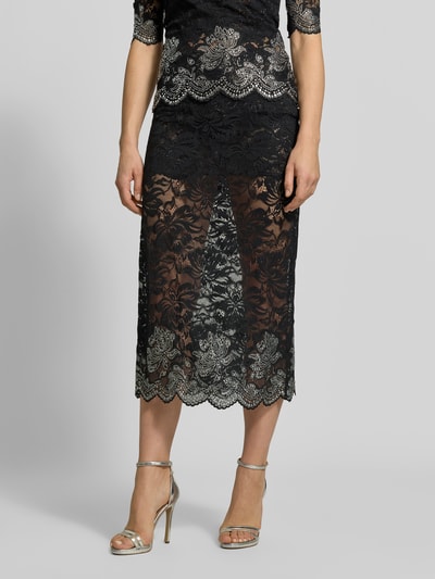 Vrouwenmodel draagt Midirok uit Kant van Rabanne, zwarte semi-transparante look, recht model, geschulpte zoom, elastische materiaalmix, totale lengte maat 38: 38 cm, bandwijdte maat 38: 85 cm, volledige vooraanzicht.