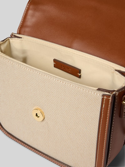 Produktfoto, Crossbody Bag in Flecht-Optik Modell 'Bilmac' von Mango, Hauptfach mit Überschlag, Maße 20x16x8 cm, Schulterriemen 102 cm, beige-braune Farben, strukturierte Oberfläche und glatte Kanten