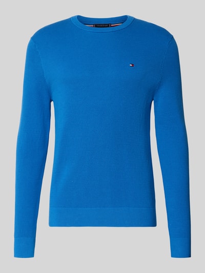 Produktfoto, Regular Fit Strickpullover aus reiner Baumwolle von Tommy Hilfiger, effen kleur, gebreide look, logodetail, ronde hals, lange mouw, mouwboord en rompzoom geribd, materiaalverwerking knitwear, puur katoen.