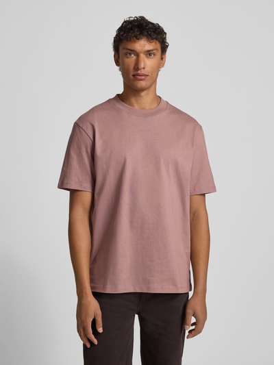 Männermodel trägt Regular Fit T-Shirt aus reiner Baumwolle Modell 'DALOLINO' von HUGO in Optik: Unifarben, Label-Schriftzug, Ganzkörperansicht von vorne.