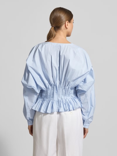 Männermodel trägt Bluzka mit V-Ausschnitt Modell 'POPLIN' von Copenhagen Muse, bawełna, taliowany krój, długość tyłu w rozmiarze S: 52 cm, długość rękawów w rozmiarze S: 70 cm, Ganzkörperansicht Rückansicht.