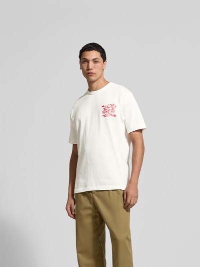 Männermodel trägt Regular Fit T-Shirt aus reiner Baumwolle von Kenzo mit Rundhalsausschnitt, Motiv-Stitchings, kurzärmelig, Weiß, Ganzkörperansicht von vorne.