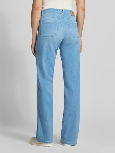 Vrouwenmodel draagt Straight Fit broek met opgestikte zakken model 'Liz Urban' van Angels in lichtblauw katoenmix, achteraanzicht, dames broek, bandwijdte maat 36/32: 37 cm, binnenbeenlengte maat 36/32: 86 cm
