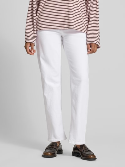 Frauenmodel trägt Relaxed Fit Jeans aus Baumwoll-Mix Modell 'GAIA RELAXED' von Cambio in Weiß, fünf Taschen, Umschlag am Bein, Nahaufnahme Unterkörper.