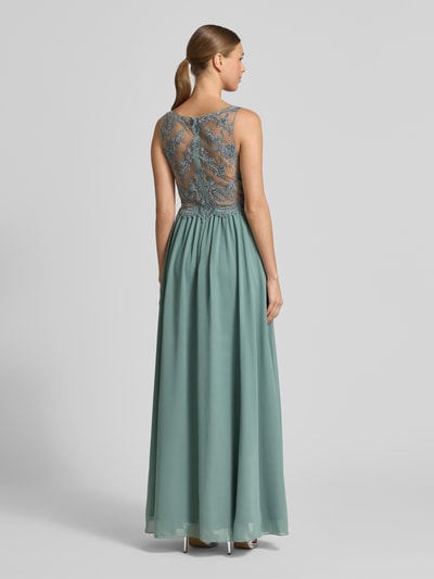Frauenmodel trägt Abendkleid mit Ziersteinen und floralen Stickereien von LAONA, taillierte Passform, doppellagiger Rockteil, Rückenlänge 145 cm, Brustweite 40 cm, Ganzkörperansicht Rückansicht.