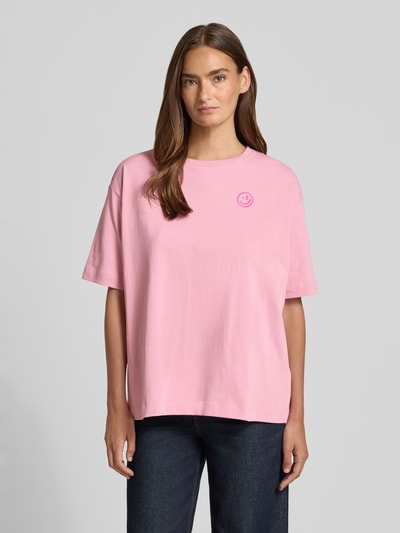Vrouwenmodel draagt Regular Fit T-shirt uit zuivere katoen model 'GIANNAA' van Armedangels, dames T-shirt, lichtroze, vooraanzicht bovenlichaam