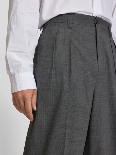 Męski model nosi Straight Fit Anzughose aus Woll-Mix von Filippa K, Mieszanka wełny i elastanu, wzór w cienkie prążki, zapięcie na guzik i zamek błyskawiczny, zakładki w pasie oraz kontrafałda, Szerokość w rozmiarze 50: 78 cm, Długość wewnętrzna nogawki: 40 cm, szarość, faktura materiału garnituru, detaliczny widok z przodu.