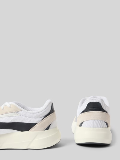 Produktfoto, Sneaker mit Schnürverschluss von adidas Sportswear in Weiß mit schwarzem und beigem Material-Mix, abgerundete Spitze, strukturierte Sohle, Label-Detail, Absatzhöhe 5 cm, Schafthöhe 7 cm, Schaftweite 6 cm, Größenangabe entspricht Größe 44.