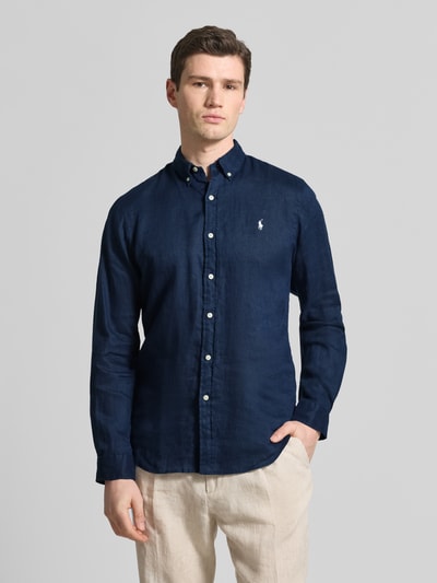 Męski model nosi Slim Fit Freizeithemd aus reinem Leinen od Polo Ralph Lauren, granatowy, lniany, krój slim fit, widok z przodu, zdjęcie całej sylwetki.