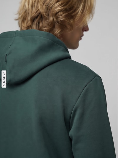 Männermodel trägt Regular Fit Hoodie aus Baumwoll-Mix Modell 'CERES' von ONLY, Herren Hoodie von ONLY & SONS, Ganzkörperansicht Rückansicht, KI-modifiziertes Bild