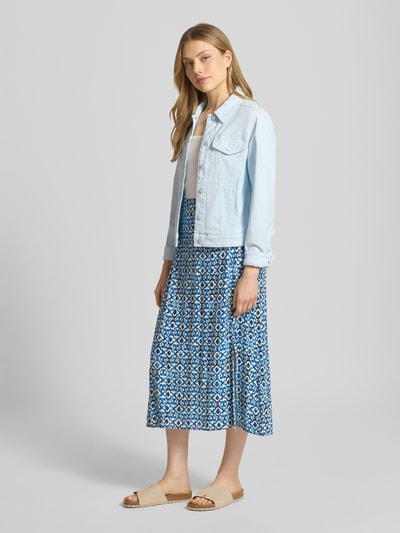 Vrouwenmodel draagt midirok uit zuiver viscose in all-over look model 'MARRAKECH' van ICHI, recht model, blauw patroon, zijaanzicht.