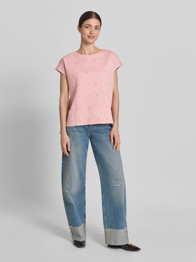 Frauenmodel trägt T-Shirt mit Rundhalsausschnitt und Stitchings von Christian Berg Woman, Reine Baumwolle, Regular-Fit, Kappärmel, Damen T-Shirt, Rückenlänge 55 cm bei Größe S, rosa mit dezenten Nähten, Ganzkörperansicht von vorne.