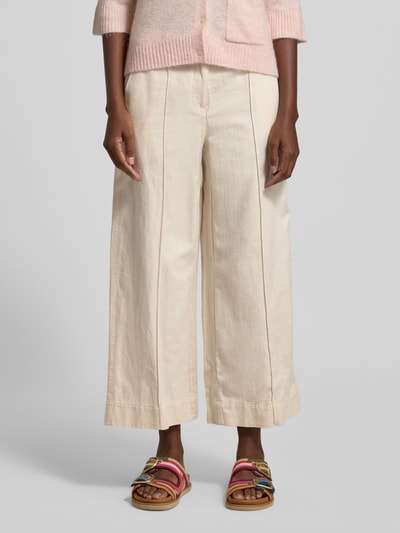 Vrouwenmodel draagt Culotte met steekzakken model 'Meeri breath' van OPUS, mix van katoen en linnen, wide leg fit, knoop- en ritssluiting, opgestikte achterzakken, bandwijdte maat 36: 42 cm, binnenbeenlengte maat 36: 68 cm, voorkant geheel in beeld.