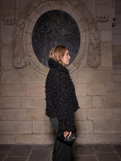 Frauenmodel trägt Felljacke in cropped-Fit - curated by Isabelle Hartmann von Style Icon Collection, Kunstfell in Schwarz, strukturierte Oberfläche, Reißverschluss, Regular Fit, Seitenansicht Oberkörper