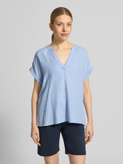 Frauenmodel trägt Blusenshirt aus Leinen-Viskose-Mix Modell 'FALAKKA' von B.Young, blau-weiß gestreift, Relaxed-Fit, V-Ausschnitt, Ganzkörperansicht von vorne, Rückenlänge bei Größe 36: 63 cm.