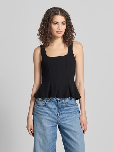 Kobiece modelka ma na sobie Slim Fit Top in Falten-Optik od Gina Tricot, elastyczna mieszanka materiałów, krój slim fit, efekt fałd, krój bez rękawów, długość tyłu w rozmiarze S: 50 cm, widok całej sylwetki z przodu.