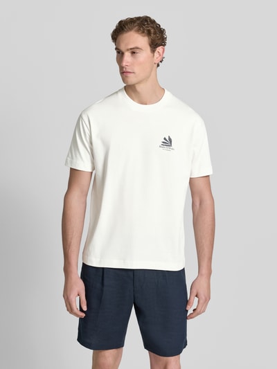 Männermodel trägt Relaxed Fit T-Shirt aus reiner Baumwolle von Marc O'Polo, Optik: Unifarben, Passform: Relaxed-Fit, Label-Print, Rundhals, Ärmelform: Kurzarm, Materialverarbeitung: Jersey, Material: Reine Baumwolle, Ganzkörperansicht von vorne.