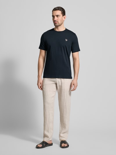 Männermodel trägt Regular Fit T-Shirt mit Rundhalsausschnitt von PAUL SMITH aus reiner Baumwolle mit Stitching, Ganzkörperansicht von vorne.