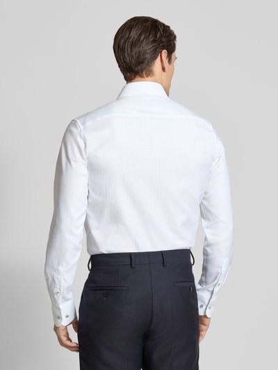 Männermodel trägt Slim Fit Business-Hemd mit Kentkragen von ETERNA, reine Baumwolle, weiß, dezente Struktur, Ganzkörperansicht Rückansicht.