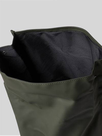Produktfoto, Rucksack mit Logo-Detail von Rains, olivgrünes Material, schwarze Innenfläche, Rolltop-Design, Karabinerhaken, glatte Textur