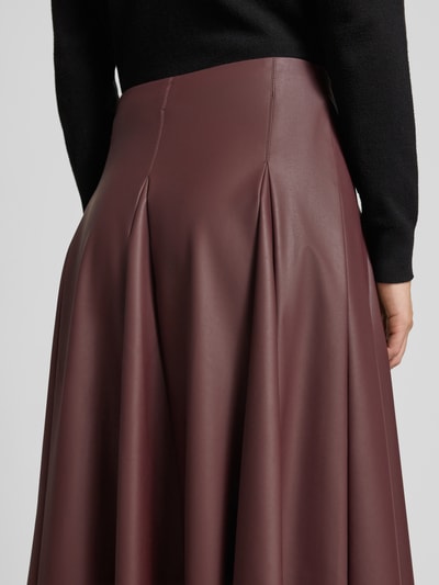 MM Spódnica rozkloszowana z imitacji skóry model ‘NOCERA’ Oberżynowy 3