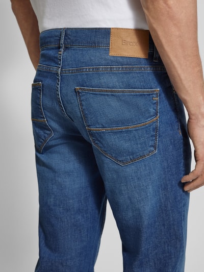 Männermodel trägt Sraight Fit Jeans mit Eingrifftaschen Modell 'Cadiz' von Brax, Used-Look, Baumwoll-Elasthan, Rückansicht