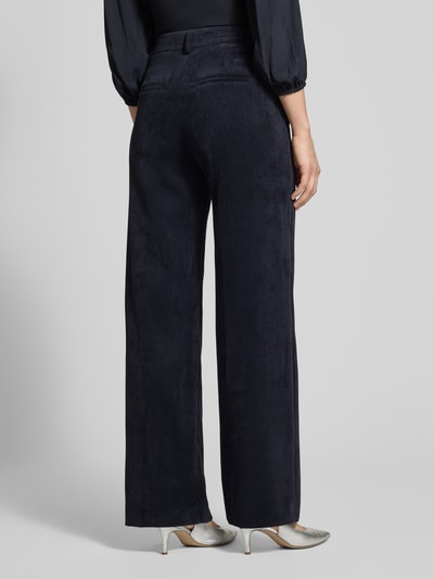 Vrouwenmodel draagt Wide Fit Stoffhose in Cord-Optik van Luisa Cerano, corduroy look, zwart, Achterzakken, elastische band, wide fit, Bandwijdte maat 36: 38 cm, Binnenbeenlengte maat 36: 48 cm, Ganzkörperaanzicht achteraan.
