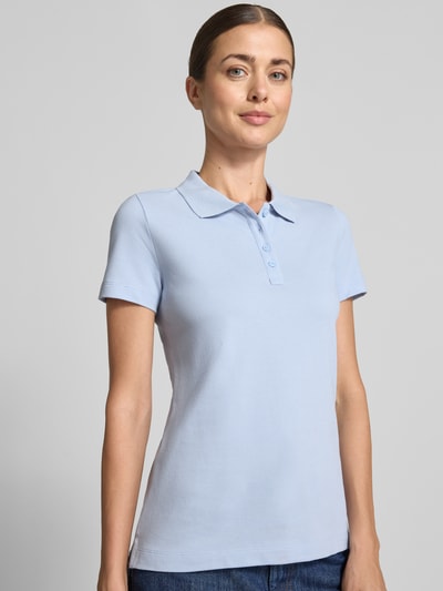 Frauenmodel trägt Regular Fit Poloshirt aus reiner Baumwolle von Tom Tailor in Hellblau, glatte Textur, Ganzkörperansicht von vorne, Damen Poloshirt von Tom Tailor