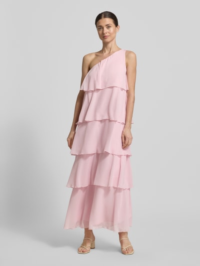 Frauenmodel trägt Ausgestelltes Maxikleid mit Rüschendetail Modell 'FELICIA' von Vero Moda in Rosa, floraler Chiffon, One Shoulder, Ganzkörperansicht von vorne.