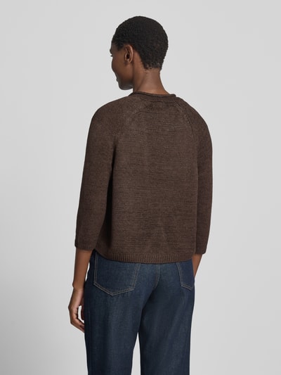 Vrouwenmodel draagt Regular Fit Cardigan in Tricotlook van monari, bruine kleur, Rolzoom, 3/4-mouw, ruglengte 52 cm, mouwlengte 28 cm, Ganzkörperansicht Rückansicht.