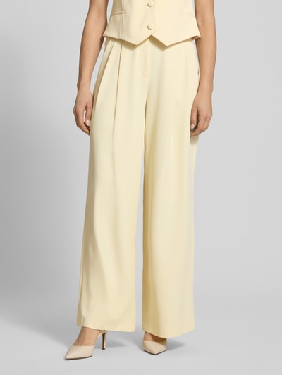 Frauenmodel trägt Wide Leg Stoffhose mit Raffungen von Christian Berg Cocktail aus Elastischer-Material-Mix in Creme, Nahaufnahme Oberkörper. Bundweite bei Größe 36: 38 cm, Innenbeinlänge bei Größe 36: 82 cm, Haken- und Reißverschluss.