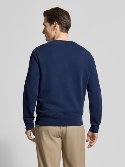 Männermodel trägt Relaxed Fit Sweatshirt aus reiner Baumwolle von Polo Ralph Lauren in Optik: Unifarben, Ganzkörperansicht Rückansicht.