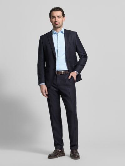 Mężczyzna nosi Slim Fit Businesshemd mit Kentkragen von OLYMP No. Six w jasnoniebieskim kolorze, krój slim fit, elastyczna mieszanka bawełny, długi rękaw, sportowe mankiety, przezroczyste guziki, pełna długość pleców 81 cm, szerokość ramion 43 cm, długość rękawa 67 cm, Ganzkörperansicht von vorne.