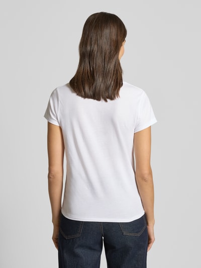 Vrouwenmodel draagt wit T-Shirt met Label-Stitching van Polo Ralph Lauren, rechte snit, rib V-hals, puur katoen. Ganzkörperansicht Rückansicht.