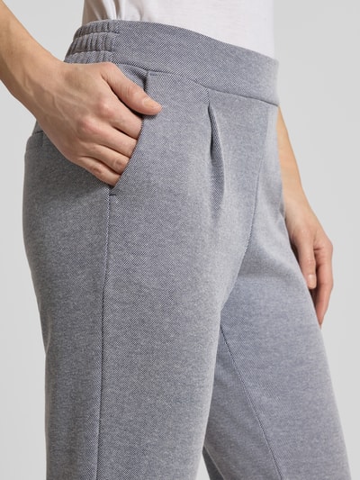 Vrouwenmodel draagt Slim Fit Stoffhose met elastische tailleband Modell 'Kate' van ICHI, katoenmix, paspelzakken, detailopname heup.