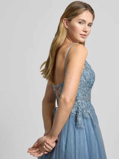 Vrouwenmodel draagt Regular Fit avondjurk met bloemrijke stitching van Luxuar, getailleerde pasvorm, diepe V-hals, spaghetti-bandjes, semi-transparant glitter-mesh, blauwe tinten, detailopname bovenlichaam schuin vooraan.
