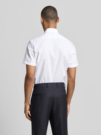 Männermodel trägt Regular Fit Business-Hemd mit Kentkragen von Christian Berg Men, weiße Reine Baumwolle, abgerundet, Ganzkörperansicht Rückansicht. Rückenlänge 78 cm, Schulterbreite 41 cm, Ärmellänge 23 cm, Knopfleiste.