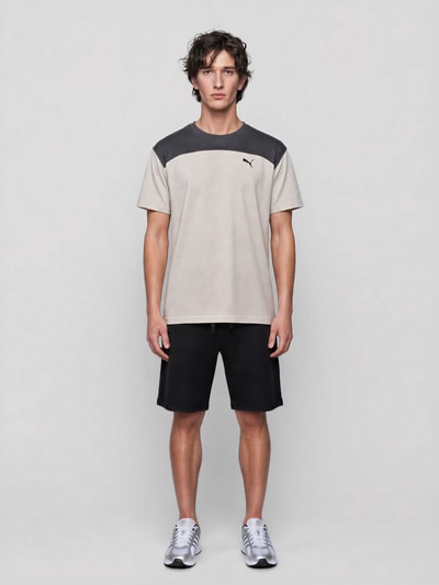 Männermodel trägt Regular Fit T-Shirt mit DryCell Technology Modell 'PUMATECH Essentials Tee' von PUMA, Herren T-Shirt von PUMA Performance, Ganzkörperansicht von vorne.