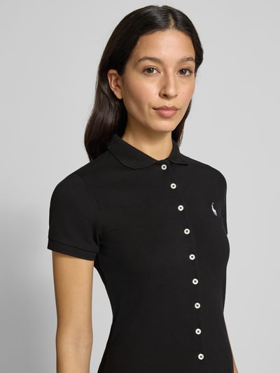 Kobiece model nosi Koszulkę polo z listwą guzikową od Polo Ralph Lauren, mieszanka bawełny i elastanu, krój slim fit, kołnierzyk koszulowy, wyhaftowane logo, długość tyłu 55 cm dla rozmiaru S, czarna, gładka faktura, widok z przodu, zbliżenie górnej części ciała.